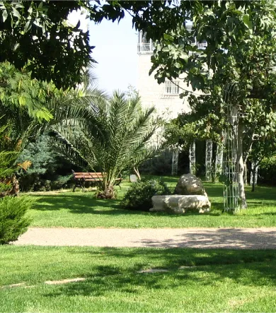 תמונה מחצר הקמפוס